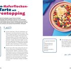 Bananen-Haferflocken-Tarte mit Beerentopping. Rezeptdetails links, Tarte mit Früchten rechts auf einem pinken Teller.