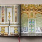 Dekorative Innenansicht eines prunkvollen Raums mit kunstvollen Mustern und Verzierungen.