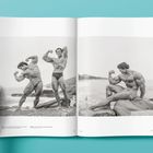 „Training at the Muscle Beach weight pen“ steht unten links. Ein muskulöser Mann trainiert draußen an Barren.