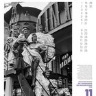 Text: Kalenderzahlen, Beschreibung des Moulin Rouge, "KEYSTONE-FRANCE", "DIE TÄNZERINNEN", "DES MOULIN ROUGE", 1954, "11". 

Szene: Tänzerinnen in festlicher Kleidung auf einer Treppe vor dem Moulin Rouge.