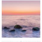Kalenderseite mit November-Daten. Sonnenaufgang, Meer und Steine im Wasser bei sanften Rosa- und Orangetönen am Himmel.