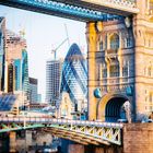 Kalendarseite mit Novemberdaten; im Hintergrund Tower Bridge und "The Gherkin" in London bei Sonnenschein.