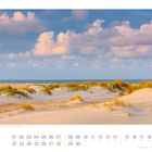 November, Kalender mit Dünen der Insel Amrum, Schleswig-Holstein, Deutschland. Sanfte Wolken, grasbewachsene Dünen, Meereshorizont.