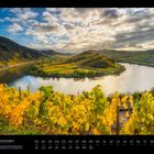 "Moselschleife bei Bremm" steht über herbstlichen Weinreben mit Fluss in malerischer Flusslandschaft.
