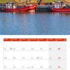 Kalender für November 2027. Bild zeigt einen Fischerhafen mit roten Booten und Backsteingebäuden in Greetsiel, Niedersachsen.