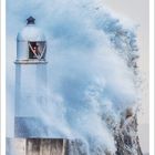 11, Kalender für November, Leuchtturm an der Küste mit großer Welle.