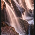 Kalenderblatt zeigt den Monat 11. November. Foto von Wasserfall, umgeben von natürlicher Vegetation.