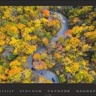 Kalender mit Zahlen 1 bis 30 unten. Kurvige Straße durch bunten Herbstwald, Autos unterwegs, gelbe und orange Bäume.
