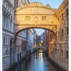November. Kalender mit Bild der Seufzerbrücke in Venedig über einem Kanal in der Dämmerung.