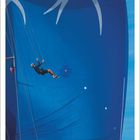 Kalender für November 2027. Segel mit weißen Vögeln, Nummer "222". Person klettert an Seilen vor blauem Segel.