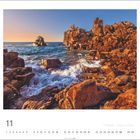 „Pointe de Dinan, Bucht von Morlaix“. Oben Felsen und Meer, unten ein Kalenderblatt mit Monatszahl 11 und Tagen.