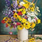 "11 | 2027" und die Kalendertage. Ein bunter Blumenstrauß in einer Vase auf einem Holztisch.