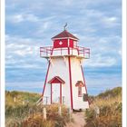 11 2027. Leuchtturm in sandiger Dünenlandschaft, blau bewölkter Himmel. Kalenderdarstellung November.