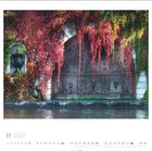 November 2027. Ein alter, reich verzierter Brunnen mit rotem Wein berankt.