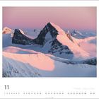 Jotunheimen-Nationalpark, Norwegen. Ein schneebedeckter Berg im Sonnenuntergang, rosa Licht auf Gipfeln.