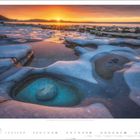 Sommermorgen am Strand Monmouth, Lyme Regis, Jurassic Coast, England. Sonniger, farbenfroher Sonnenaufgang über felsiger Küste.