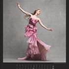 Novemberkalender, Tänzerin in rosa Kleid, grauer Hintergrund. Tänzerin in eleganter Pose, fließende Bewegungen.