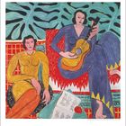 Zwei Frauen, eine spielt Gitarre, die andere sitzt. Im Hintergrund große Blätter. Farben dominieren: Blau, Rot, Gelb.