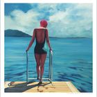 "11" und "7" prominent. Illustration: Frau in Badeanzug und Badekappe auf Steg, blickt aufs Meer unter blauem Himmel.