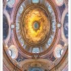 November 2027. Peterskirche, Wien, Österreich. Detailreiche, farbenfrohe Deckenfresken in einer barocken Kirche.