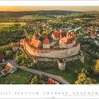"Burg Harburg, Schwaben | Foto: Markus Lange" zeigt eine beeindruckende Burg bei Sonnenuntergang, umgeben von Natur und Dorf.
