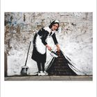 Zahlen unten: 1 bis 30. Illustration: Frau in Dienstmädchenkleidung fegt Staub unter einen Vorhang an einer Wand.