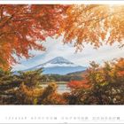 11. Fotografie von buntem Herbstlaub und dem schneebedeckten Berg Fuji im Hintergrund. Kalender mit Novemberdaten.