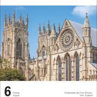 6 Freitag August. Südfassade des York Minster, York, England. Gotische Kathedrale mit Türmen und Rosenfenster.