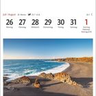 Kalenderwoche 30 im Juli/August. Bild zeigt eine felsige Küstenlandschaft am Meer unter blauem Himmel.