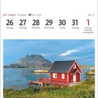Juli | August, 30. Woche: 26 Montag, 31 Samstag, 1 Sonntag Nationalfeiertag (CH). Rote Hütte am Wasser, Berg im Hintergrund.