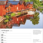 Juli/August, 30. Woche, Löwe 23.7.–22.8. Ein Kalender mit roten Holzhäusern am Wasser in Porvoo, Finnland.