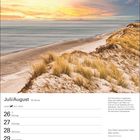 Juli/August Kalender mit Strandbild. Zitat: "Das Meer betrachten heißt alles sehen." Dünen- und Meerblick bei Sonnenuntergang.