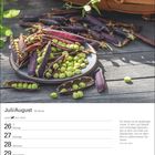 Juli/August, 30. Woche. Montag 26, Löwe ♌ 23.7–22.8. Ein Spruch über Gartenarbeit. Geöffnete violette Erbsenschoten auf einem Teller.