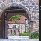 Romanischer Ursprung. Kloster Michaelstein, Blankenburg, Harz. Samstag, 10. April. Steinbogen mit historischem Gebäude.