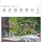 Kalender: Juli/August, 30. Woche. 26. Montag, 27. Dienstag, 28. Mittwoch, 29. Donnerstag, 30. Freitag, 31. Samstag, 1. Sonntag, Nationalfeiertag (CH). Darunter ein rustikaler Holztisch im Garten, mit blauen Stühlen, Gläsern und Blumensträußen geschmückt.