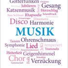 Worte wie "Musik", "Gesang", "Disco", "Chor" und "Ohren-schmaus" in verschiedenen Größen und Farben. Kalender unten.