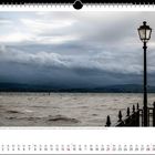 Orkantief Emir zog Anfang November 2023 über Europa. Zahl 11 ist prominent. Laterne an stürmischem See mit bewölktem Himmel.