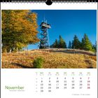 Kalenderblatt für November. Tage und Wochen sind detailliert aufgeführt. Ein Turm steht auf einem herbstlichen Hügel.