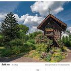 Juni 2027 Kalender mit einem historischen Haferkasten in einem grünen Garten unter bewölktem Himmel.