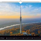November, Kalenderansicht mit Datumsleiste; Fernseh- und Rundfunkturm über einer herbstlichen Landschaft bei Sonnenaufgang.