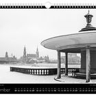 "November" steht in eleganter Schrift, darunter ein Schneepavillon vor historischer Stadtansicht.