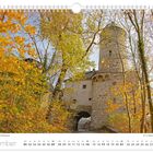 Text: "Goldener Herbst an der Neuen Wasserkunst. November." Alte Burg umgeben von bunten Herbstbäumen, blauer Himmel.