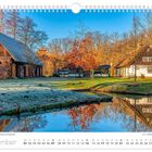 Kalenderblatt mit „November“ und Datumsangaben. Traditionelle Häuser spiegeln sich in einem Teich, umgeben von Herbstbäumen.
