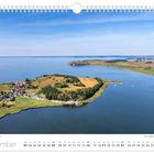 November, Klein Zicker mit dem Zicker See. Kalender mit Luftaufnahme einer Halbinsel und blauem Wasser.