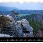 November. Novemberstimmung auf dem Gamrig. Kalender mit Felsenlandschaft, Bäumen im Vordergrund, Wald und Hügel im Hintergrund.