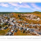 Novemberkalenderblatt mit Stadtansicht von Altenberg, umgeben von herbstlichem Wald und einem großen Steinbruch.