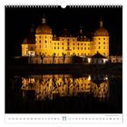 Kalenderseite mit November als elften Monat. Schloss Moritzburg nachts, beleuchtet und reflektiert im Wasser.
