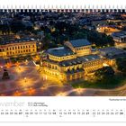 Novemberkalender zeigt den Theaterplatz mit Semperoper. Markant beleuchtet in städtischer Umgebung.