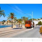 11/2027. Rote Straßenbahn fährt entlang der Küstenpromenade, umgeben von Palmen und dem blauen Meer.