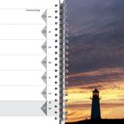 Links Juni 2027 Kalenderblatt, rechts Sonnenuntergangsszene mit Leuchtturm und drei Personen im Vordergrund.
